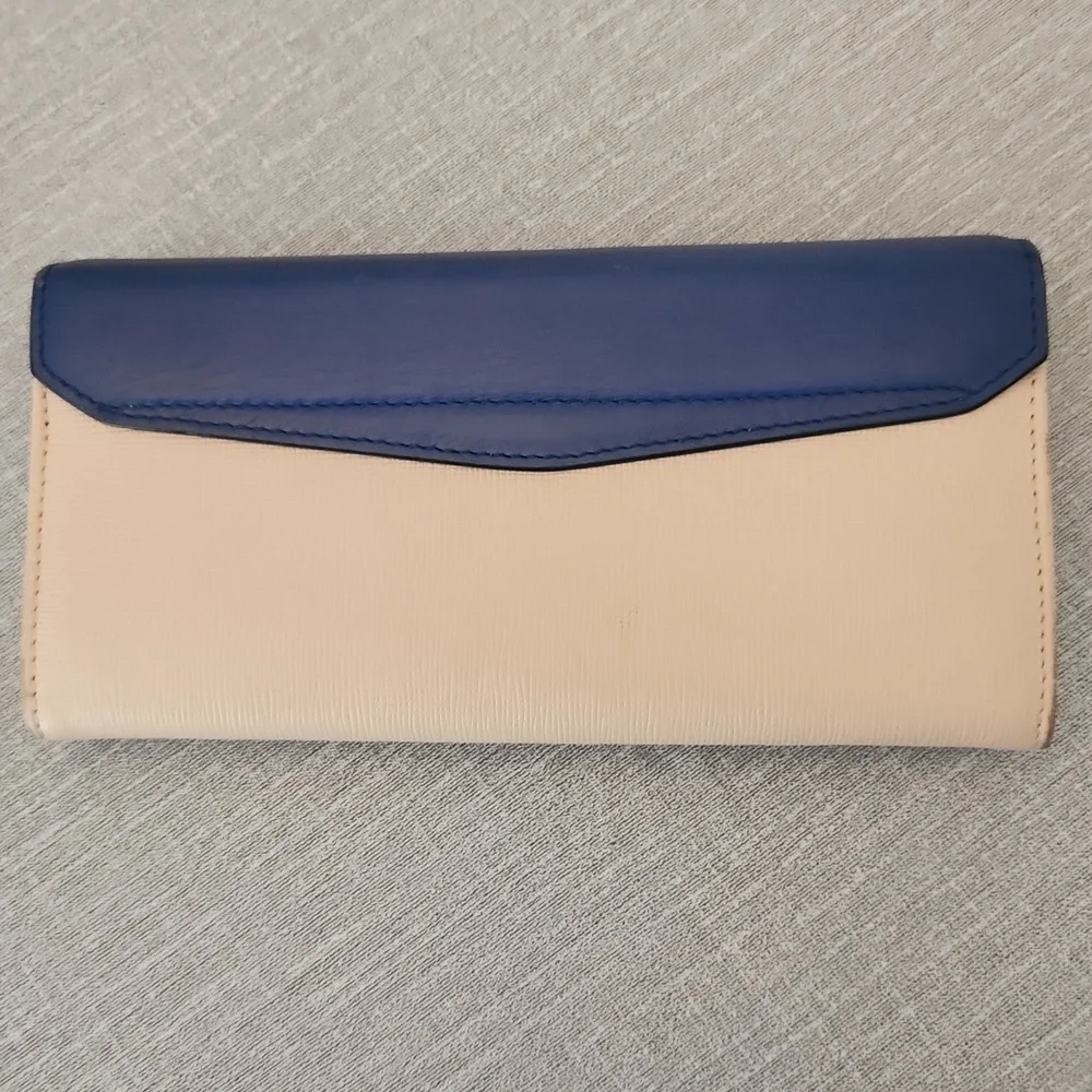 Fendi Contintental Leather Wallet W/Box And Cards - Picture 4 of 16